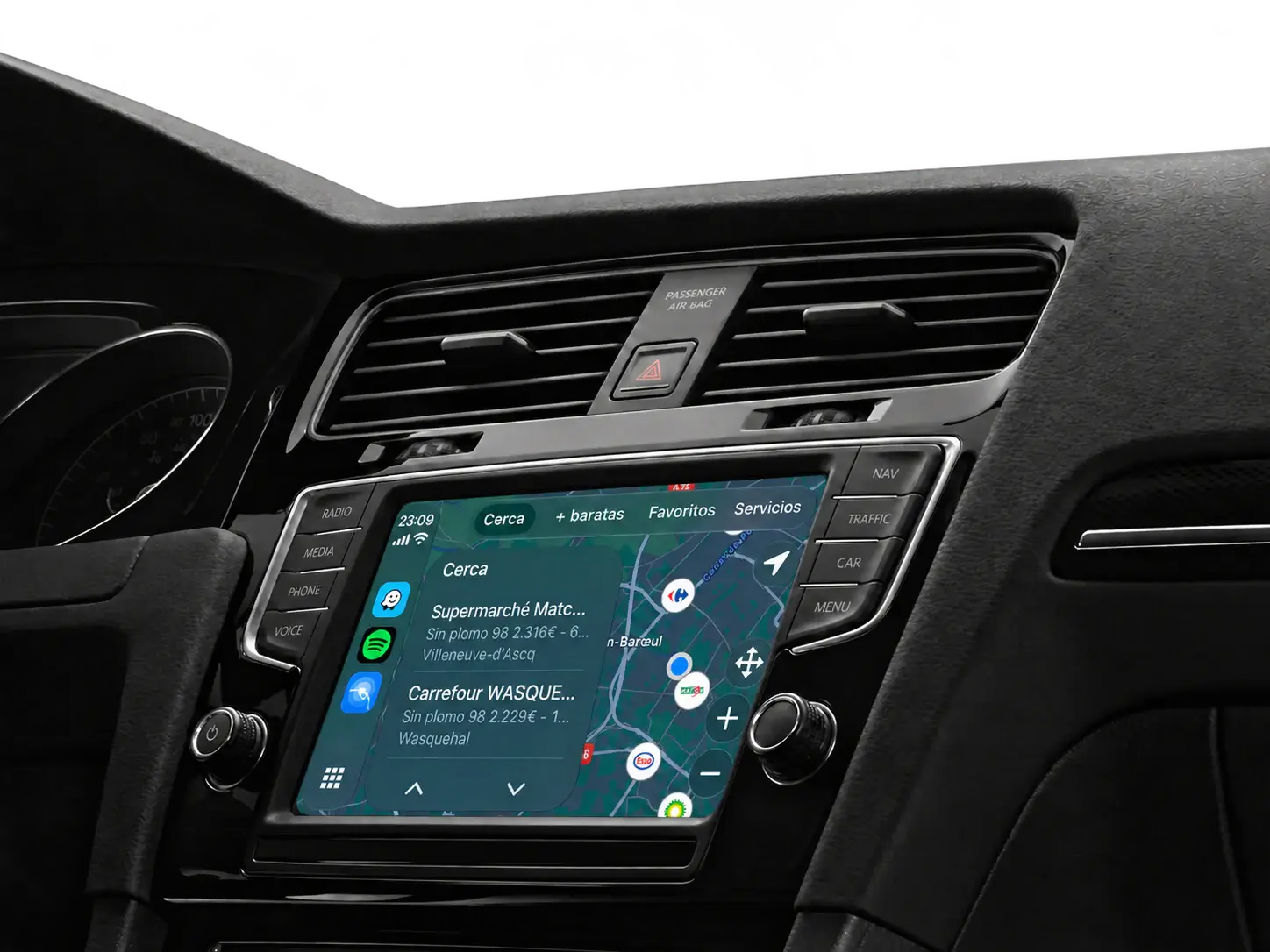 Gazolina en la pantalla CarPlay de un coche: lista de gasolineras cercanas y mapa