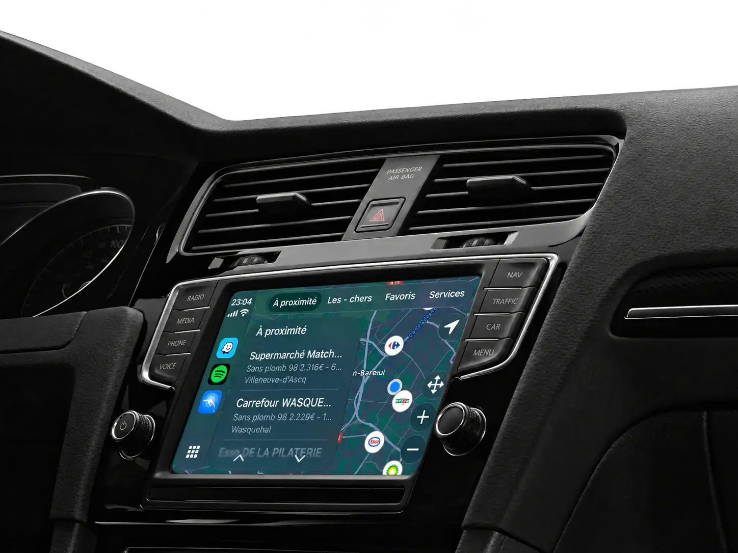 Gazolina sur l’écran CarPlay d’une voiture : liste des stations à proximité et carte
